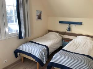 a bedroom with two beds and a window at Maison Fort-Mahon Plage Residence Belle Dune in Fort-Mahon-Plage