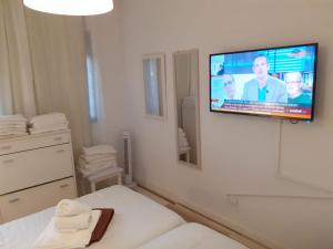 A television and/or entertainment centre at Apartamentos Iguazu - Yumbo