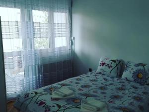 Ένα ή περισσότερα κρεβάτια σε δωμάτιο στο Apartman Caroline