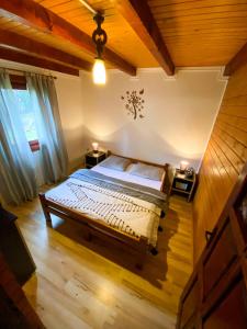 an overhead view of a bedroom with a large bed at Chata TRI GROŠE 3 in Námestovo