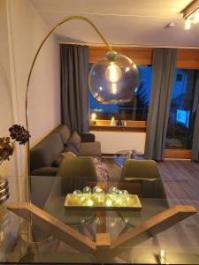 - un salon avec un canapé et une table dans l'établissement LAAX Central Holiday Apartment with Pool & Sauna, à Laax