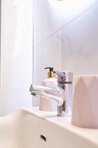 un lavandino con rubinetto e specchio di APARTMENT in XANTHI My home a Xánthi