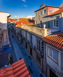 vista sul tetto di una strada con edifici di Flag Design Hotel a Viana do Castelo