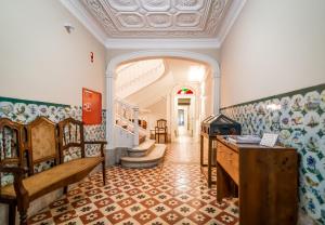 un couloir avec une chambre au plafond et une table dans l'établissement Flag Design Hotel, à Viana do Castelo