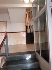 einen leeren Flur mit Treppe in einem Gebäude in der Unterkunft HOLIDAY HOUSE FIERAVECCHIA in Salerno