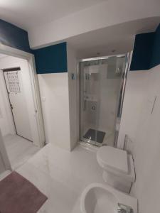 a bathroom with a toilet and a shower and a sink at HOLIDAY HOUSE FIERAVECCHIA in Salerno