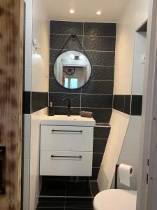 a bathroom with a sink and a mirror at Gîte Old Car Home hyper centre-ville in Compiègne