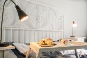 einen Tisch mit einem Teller Brot und einer Tasse Kaffee in der Unterkunft Villa 124 SPA & Sauna komfortowy apartament Beskidy in Bystra