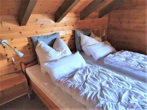 ブラッテン・バイ・ナータースにあるWallisblickの木造キャビン内のベッド2台が備わる部屋