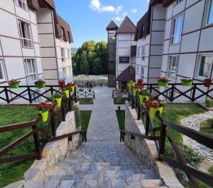 科帕奥尼克Kraljevi Cardaci Olja的一座带长椅和鲜花的建筑的庭院 更多19张照片