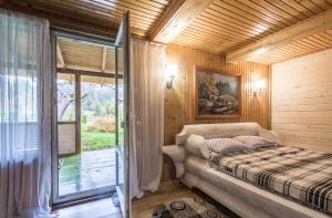 Postel nebo postele na pokoji v ubytování Хата Різьбяра - Закуток + 37 fotografií