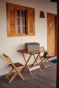une table de pique-nique et une chaise près d'un mur dans l'établissement Vila Bonita, à Alto Paraíso de Goiás