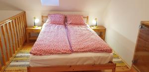 Una cama o camas en una habitación de Malinowy Dworek