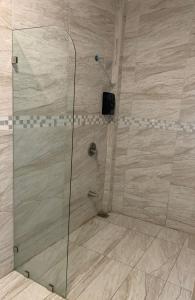y baño con ducha y puerta de cristal. en Hotel Las Palmas de OSA, en Ciudad Cortés