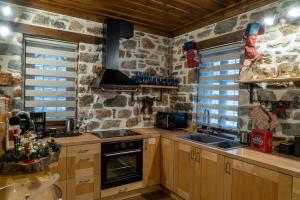 Kuchyňa alebo kuchynka v ubytovaní Helene Eco Luxury Villa