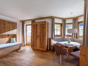 een woonkamer met een bed en een tafel bij Stöcklalm in Söll +46 foto's
