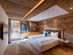 A bed or beds in a room at Kaiserhoam