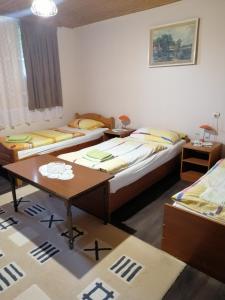 מיטה או מיטות בחדר ב-Apartman Kalinka