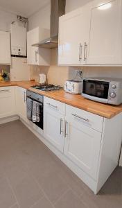 Dapur atau dapur kecil di Very spacious two bedroom converted apartment in East Croydon