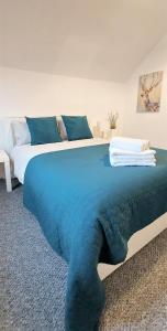 Tempat tidur dalam kamar di Very spacious two bedroom converted apartment in East Croydon