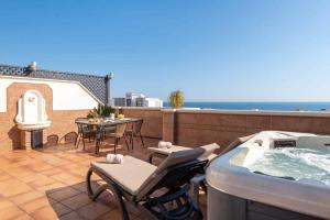 Balkón alebo terasa v ubytovaní Stunning Penthouse in the centre of Nerja