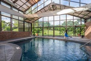 una piscina cubierta en un edificio con ventanas en River View Lodge, en Le Claire