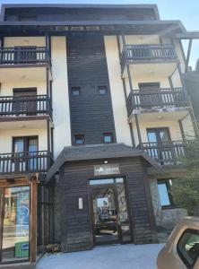 Budova, kde se aparthotel nachází
