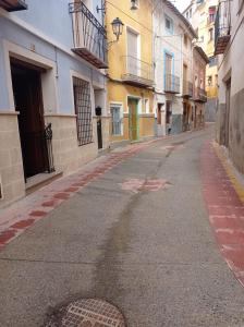 una calle vacía en un callejón con edificios en Casa rural "La Bodega" en Cehegín