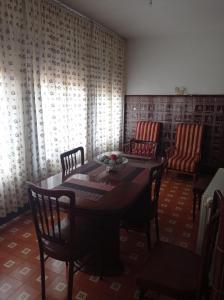 uma sala de jantar com uma mesa de madeira e cadeiras em Casa rural "La Bodega" em Cehegín