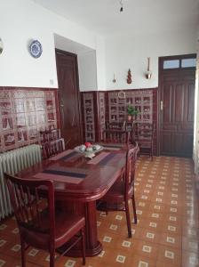 - une salle à manger avec une table et des chaises en bois dans l'établissement Casa rural "La Bodega", à Cehegín