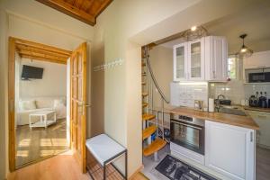 O bucătărie sau chicinetă la Milmár Wellness Vendégház Miskolctapolca