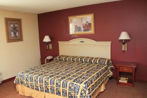 Tempat tidur dalam kamar di Best Way Inn and Suites - New Orleans