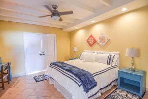 una camera con letto e ventilatore a soffitto di Quinta Pacifica Beachfront Villas a Rosarito