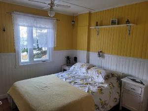 Tempat tidur dalam kamar di Les Chatons Azur - Chalet