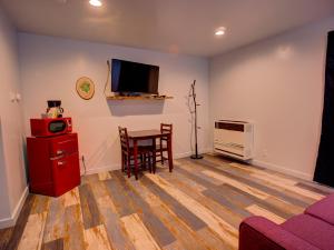 TV in/ali zabaviščno središče v nastanitvi Tao Cabins