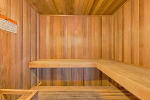 una sauna con paredes de madera y una estantería de madera en Caribbean Condominiums, en Gulf Shores