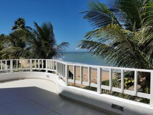 einen Balkon mit Blick auf den Strand in der Unterkunft Casa de praia, Tabuba, Barra de Santo Antônio - AL in Barra de Santo Antônio