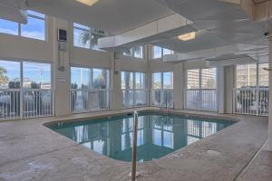 una piscina en un gran edificio con ventanas en Caribbean Condominiums, en Gulf Shores