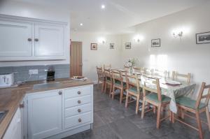 Restoran atau tempat lain untuk makan di The Chaffhouse - 4 Bedroom - Llangenith