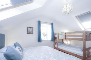 Katil dua tingkat atau katil-katil dua tingkat dalam bilik di The Chaffhouse - 4 Bedroom - Llangenith