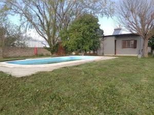 una piscina en un patio junto a una casa en Casa con PISCINA - Consulte descuentos! en General Racedo
