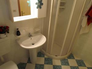 A bathroom at Spacious apartment on 2 floors - Beahost Még 20 kép