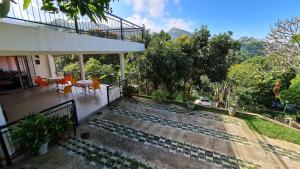 - un balcon d'une maison avec une table et des chaises dans l'établissement Windy Villa, à Kandy