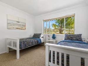 Un pat sau paturi într-o cameră la Bikini Bottoms by Experience Jervis Bay