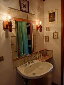 バニョレージョにあるB&B Bellavistaのバスルーム(シンク、鏡、照明付)
