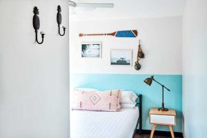 1 dormitorio con paredes azules y blancas y 1 cama en The Surf House en Byron Bay