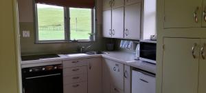A kitchen or kitchenette at Earthsounds Country Cottage