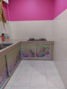 Kuchyň nebo kuchyňský kout v ubytování HOMESTAY D'BUKIT PULAU MELAKA