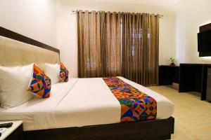 - une chambre avec un lit dans l'établissement FabHotel Oyster Villa, à Gurgaon