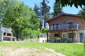 una casa de ladrillo con balcón en la parte superior en Eluney Apart en Villa Giardino